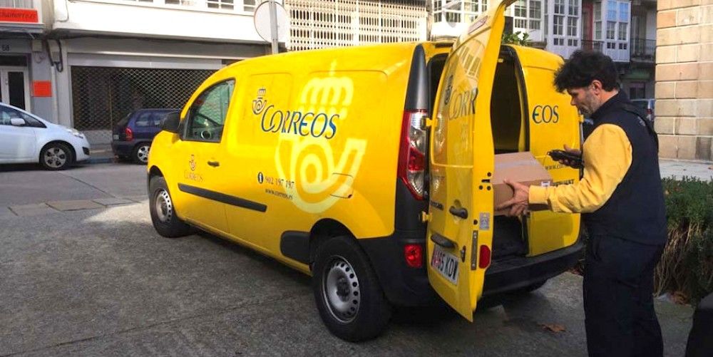 correos cartero entrega paquete