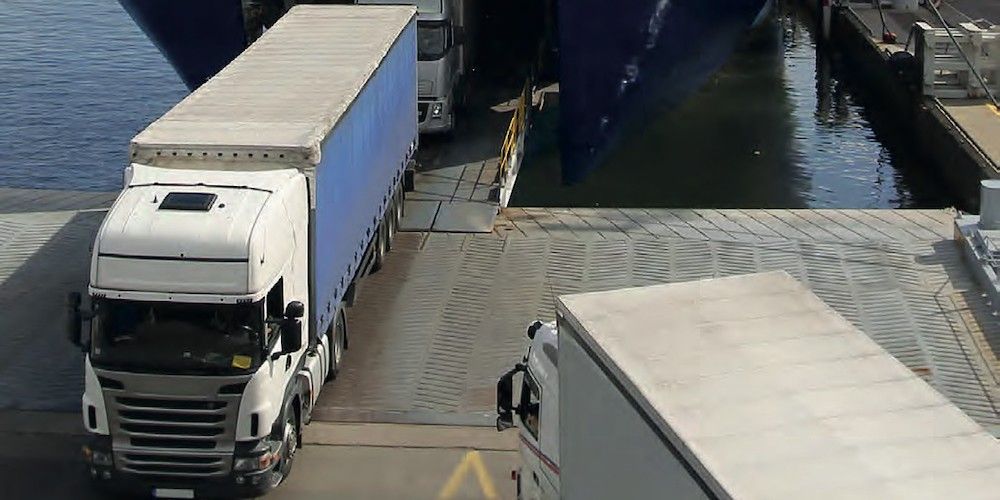 transporte ro-ro camiones saliendo ferry