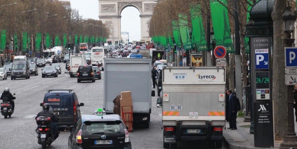 camiones en los Campor Eliseos en Paris