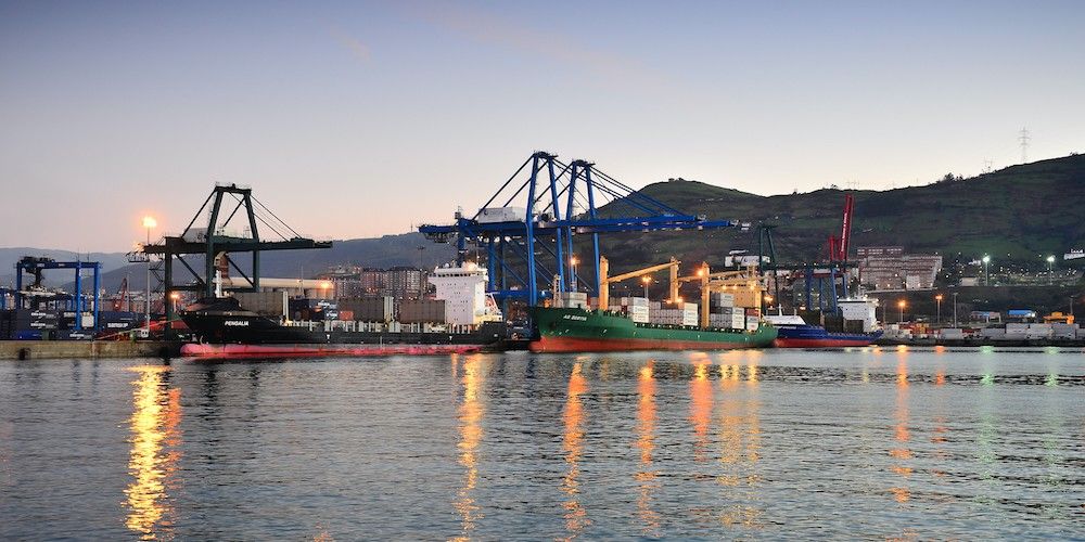 terminal contenedores puerto Bilbao desde el mar atardecer