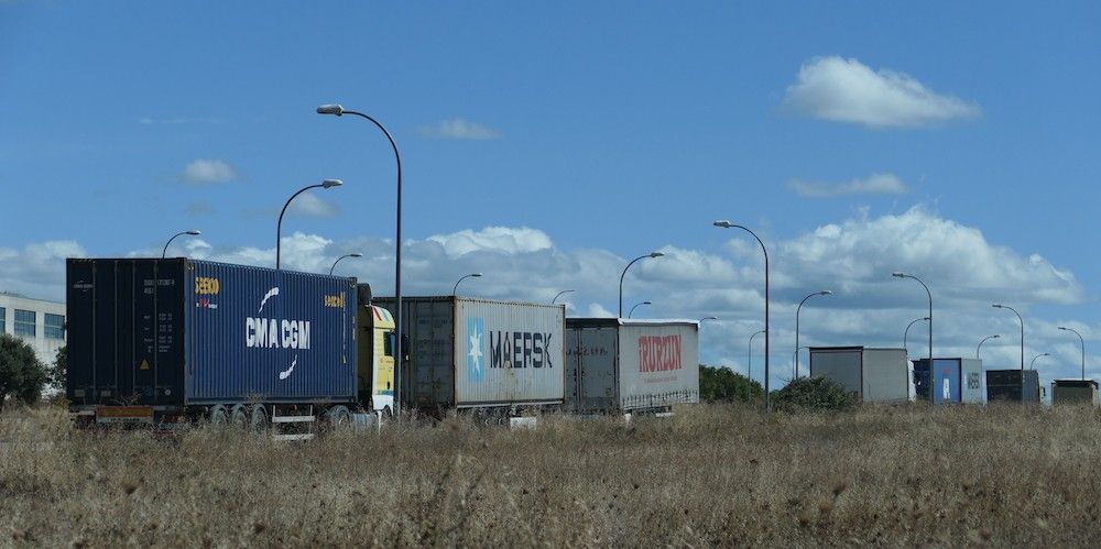 semirremolques camiones aparcados Torija