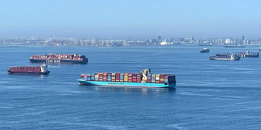 portacontenedores esperando a atracar en el puerto de Los Angeles