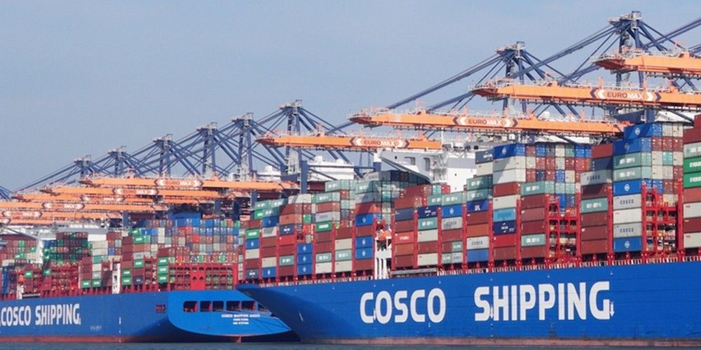 Buques Cosco Shipping en puerto