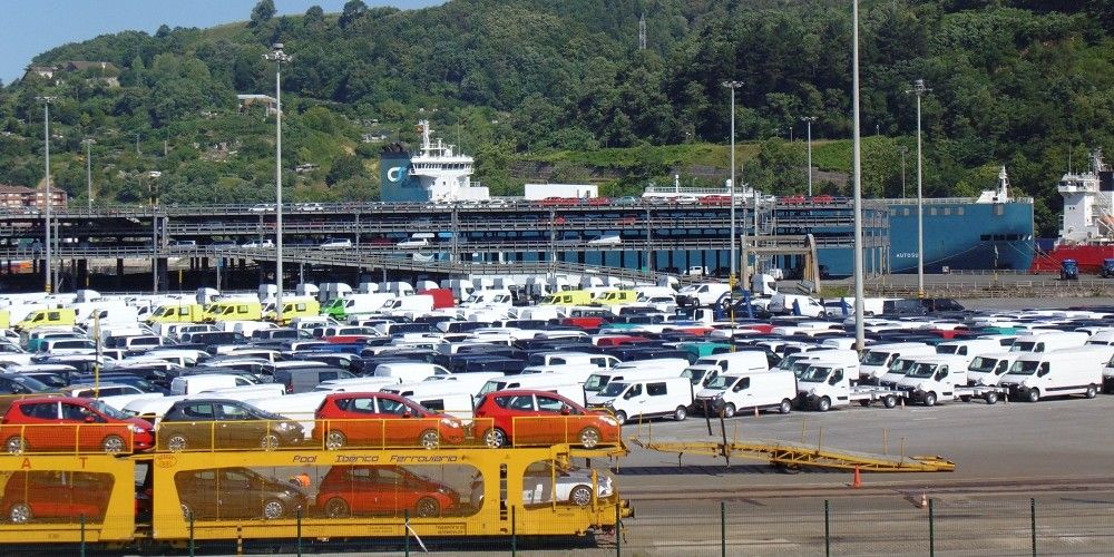 Automoviles en el puerto de Pasaia