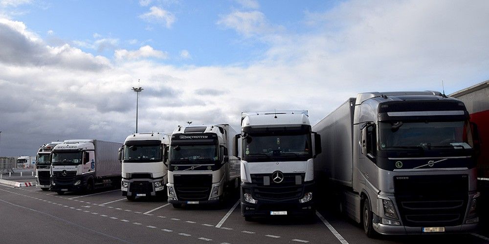 camiones aparcados Le Truck Village Eurotunnel Calais