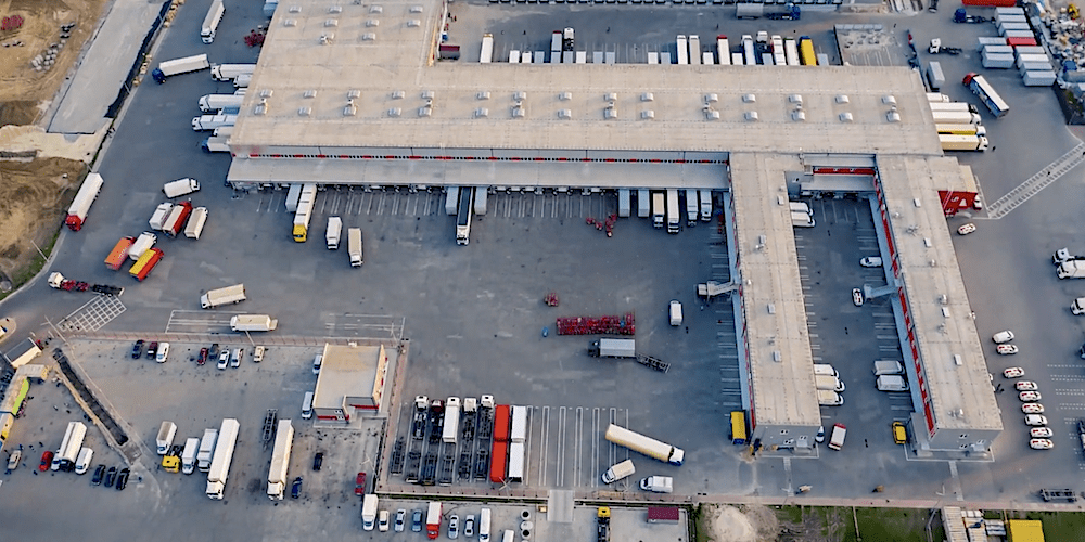 plataforma logistica distribucion nave camiones