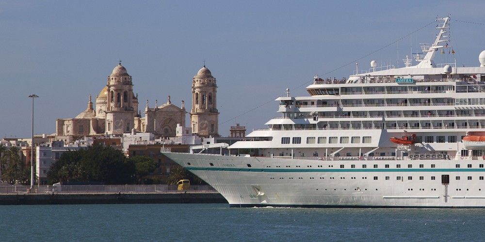 Crucero entrando en el puerto de Cadiz