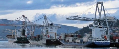Portacontenedores en el puerto de Vigo.