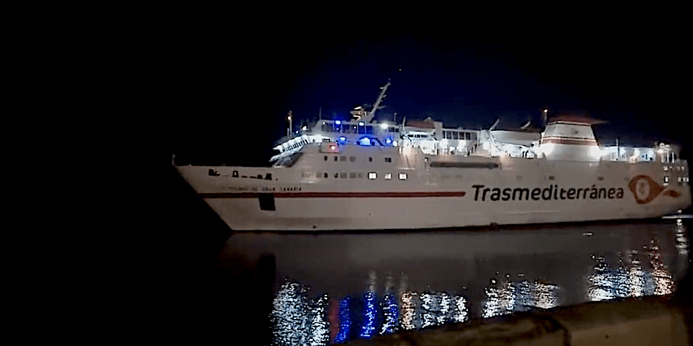 Ferry de Trasmediterranea nocturna puerto Almeria