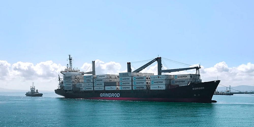 barco grindrod con contenedores maersk