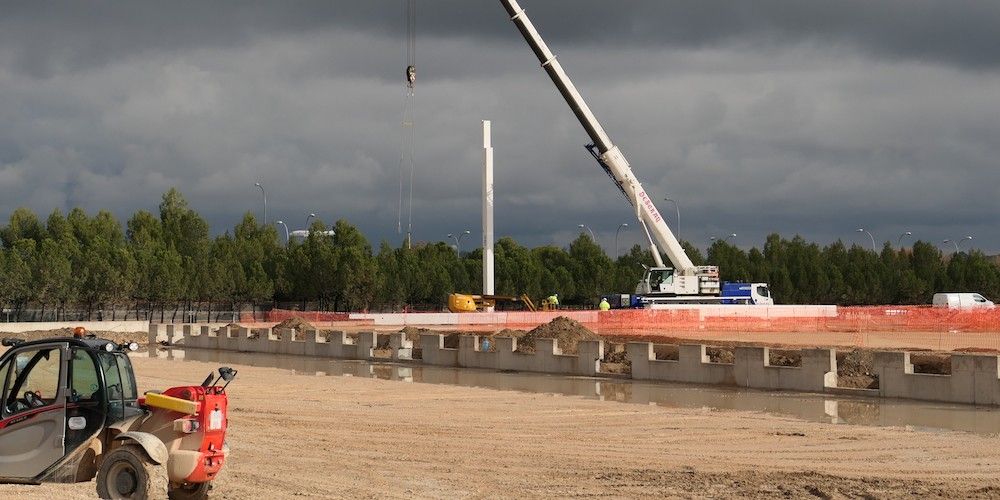 puesta del primer pilar de la nave de gls en Barajas Goodman