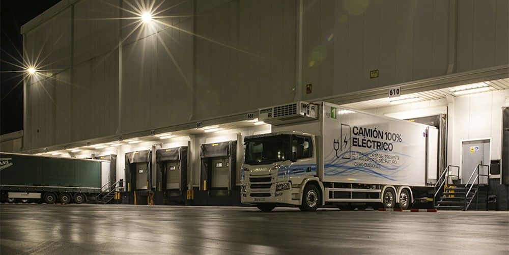 camión eléctrico scania acotral en plataforma logistica mercadona