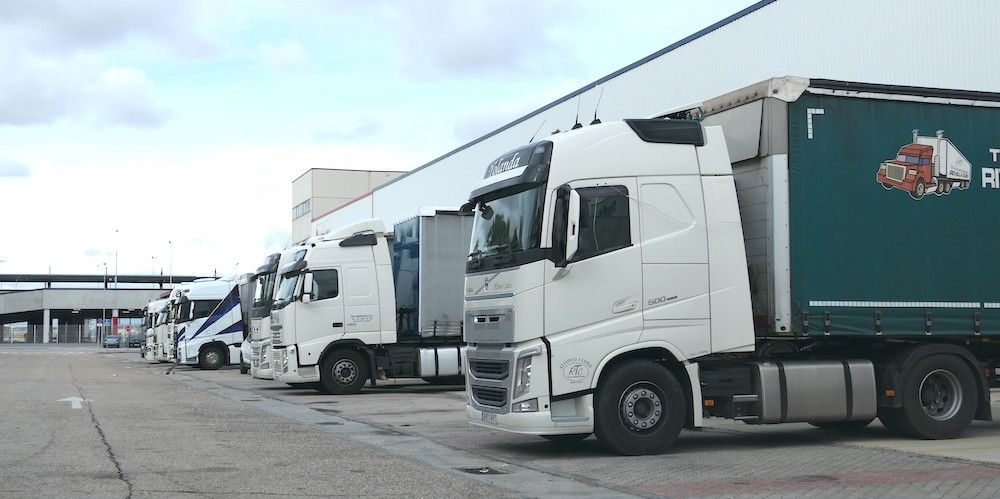 camiomnes aparcados en Coslada transporte carretera plataforma aculado muelle carga camiomnes aparcados en Coslada transporte carretera plataforma aculado muelle carga