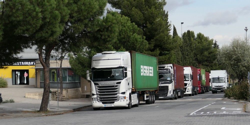 camiones portacontenedores aparcados esperando puerto seco coslada Scania