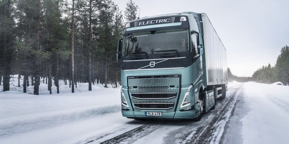 camion Volvo FH Electric en la nieve