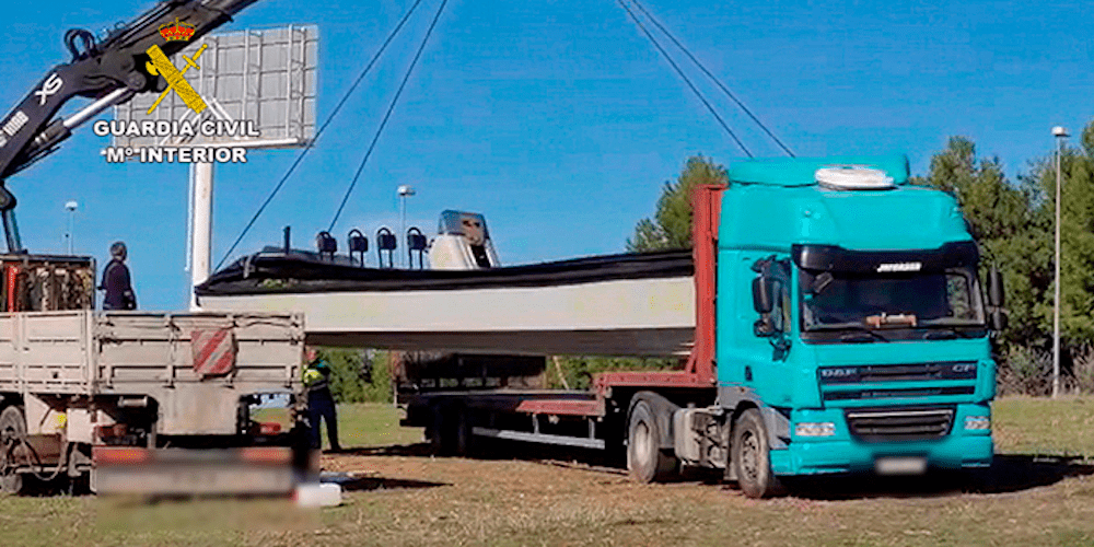 camion con lancha de alta velocidad