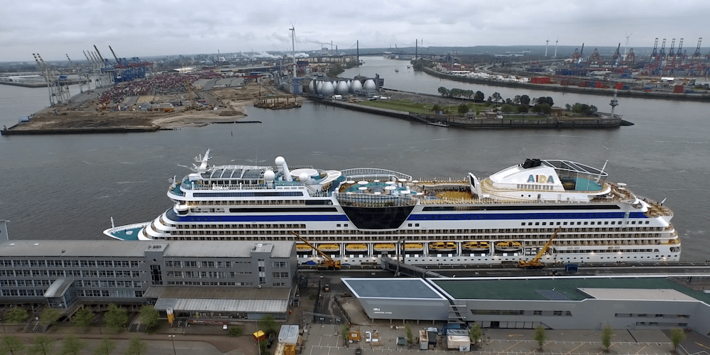 crucero de Aida Cruises atracado en el puerto de Hamburgo