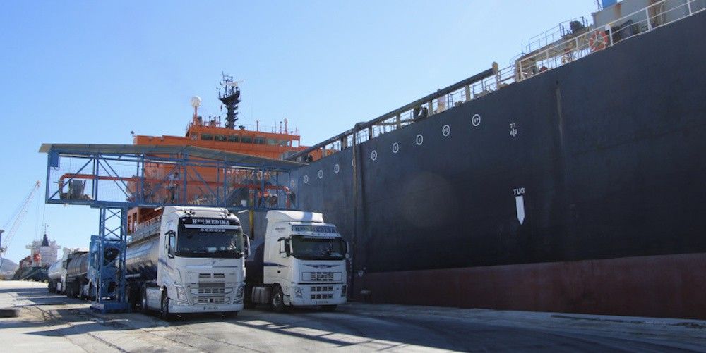 camiones y barco descarga melaza puerto motril