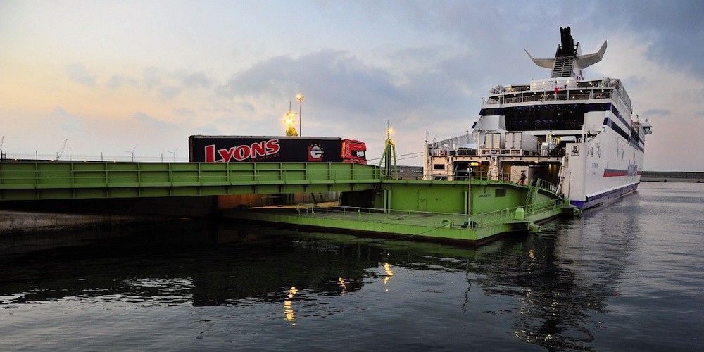 Ferry en el puerto de Bilbao