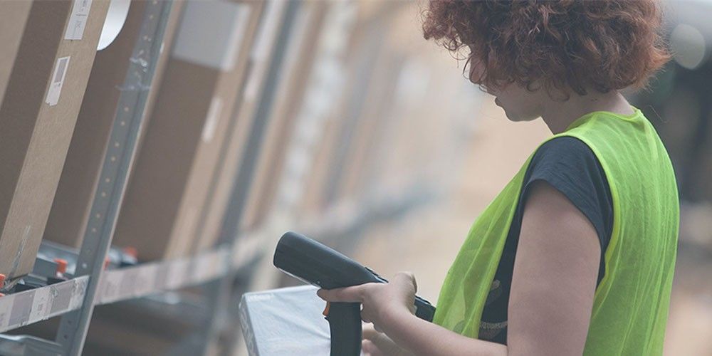 trabajadora almacen picking clipper logistics