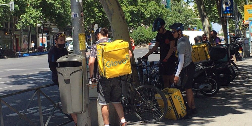 grupo-de-riders-Glovo-descansando-a-la-sombra