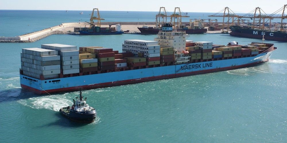 Buque portacontenedores Maersk remolcador puerto Valencia