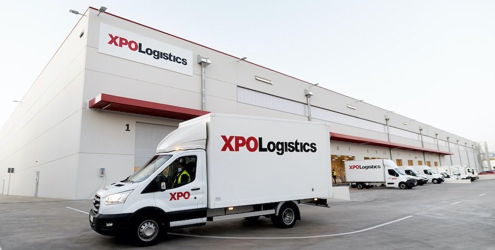 furgoneta y nave XPO Logistics