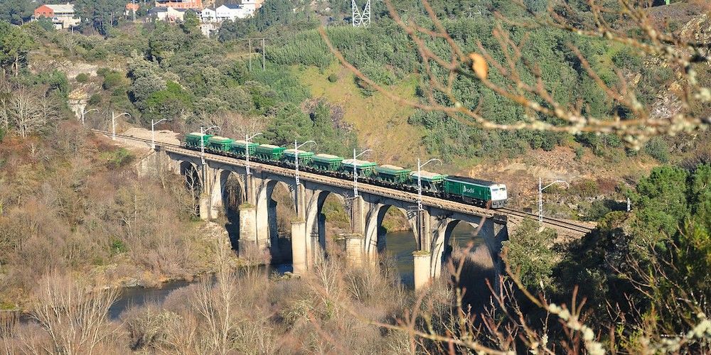 Locomotora y tolvas Adif