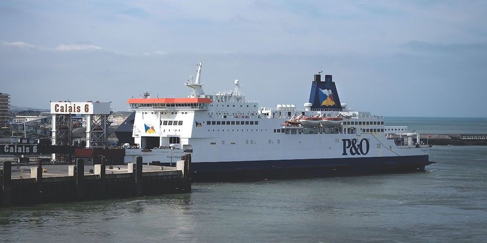 ferrie de P&O en el puerto de Calais