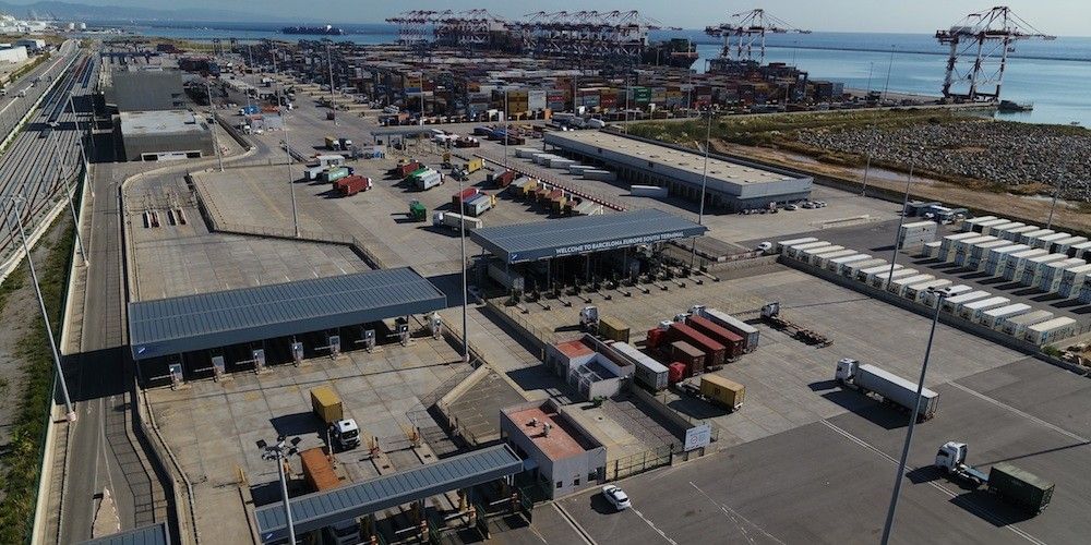Camiones contenedores terminal Best puerto Barcelona