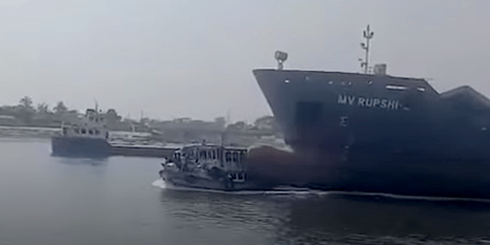 Un carguero embiste a un ferry en Bangladesh