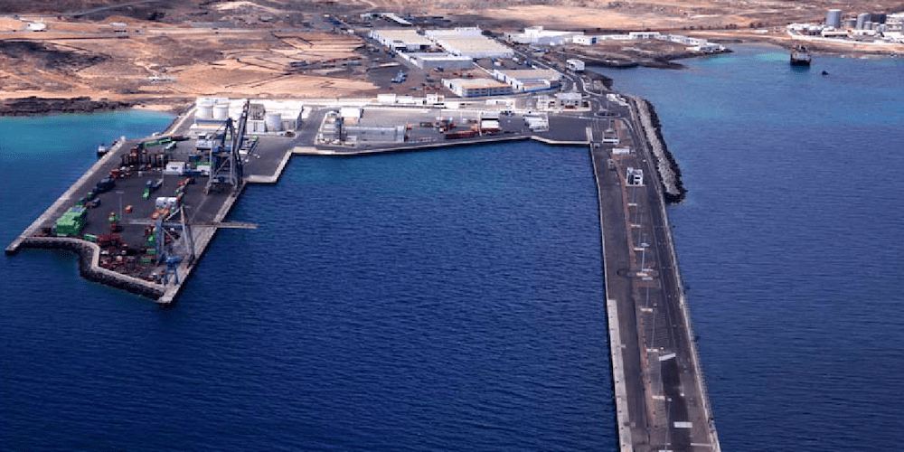 muelle oblicuo puerto arrecife lanzarote