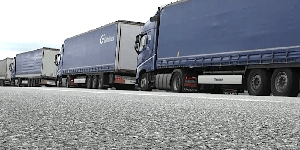 Fila de camiones rusos