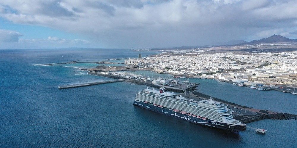 El puerto de Arrecife constituye la principal vía de entrada de mercancías y productos necesarios para el abastecimiento de la isla de Lanzarote.