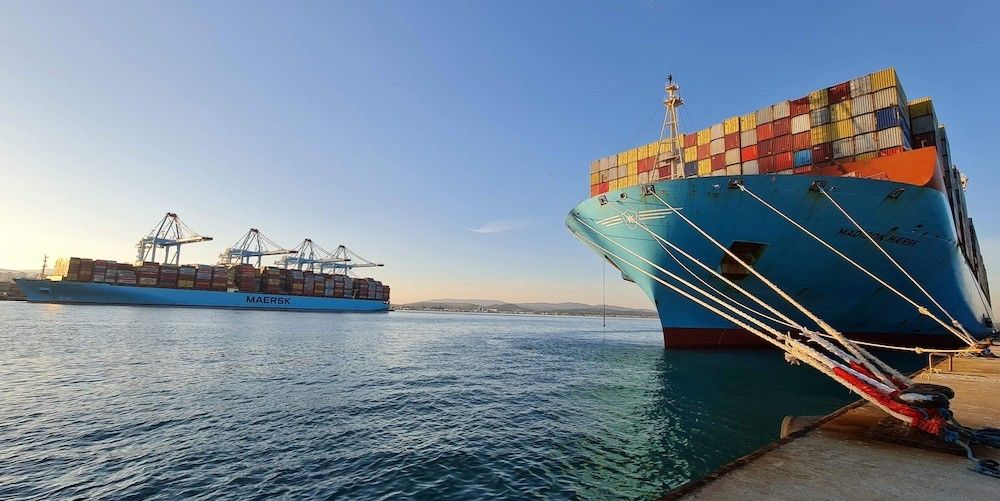 Dique norte y Muelle Juan Carlos I con portacontenedores Maersk en puerto Algeciras