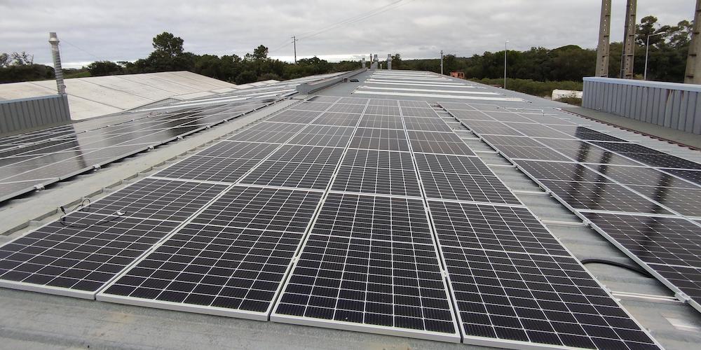 Paneles solares en el centro logístico GEFCO de Setúbal