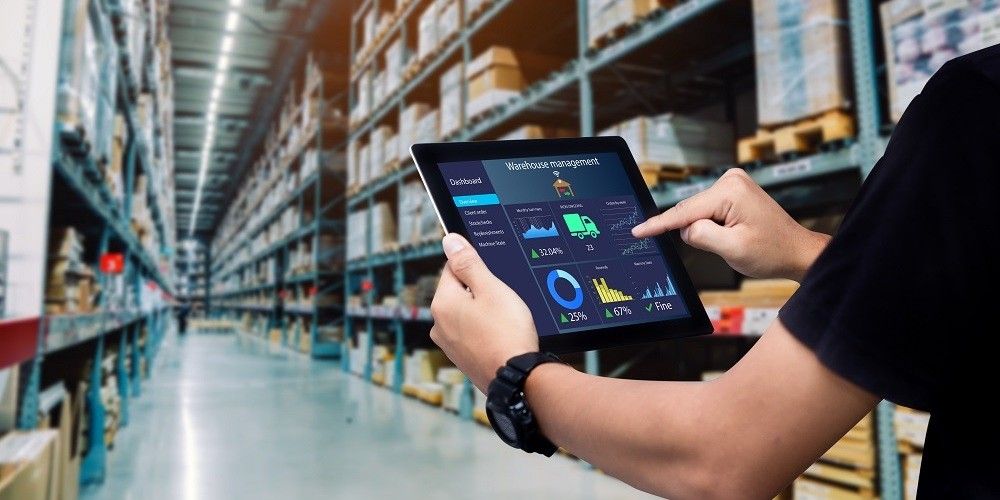 Smart,WareGenerix-trazabilidad-logística-almacen-tablethouse,Management,System.worker,Hands,Holding,Tablet,On,Blurred,Warehouse