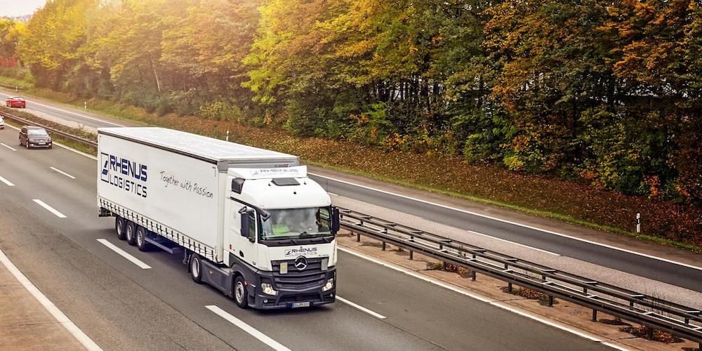 Camion Rhenus Logistics carretera