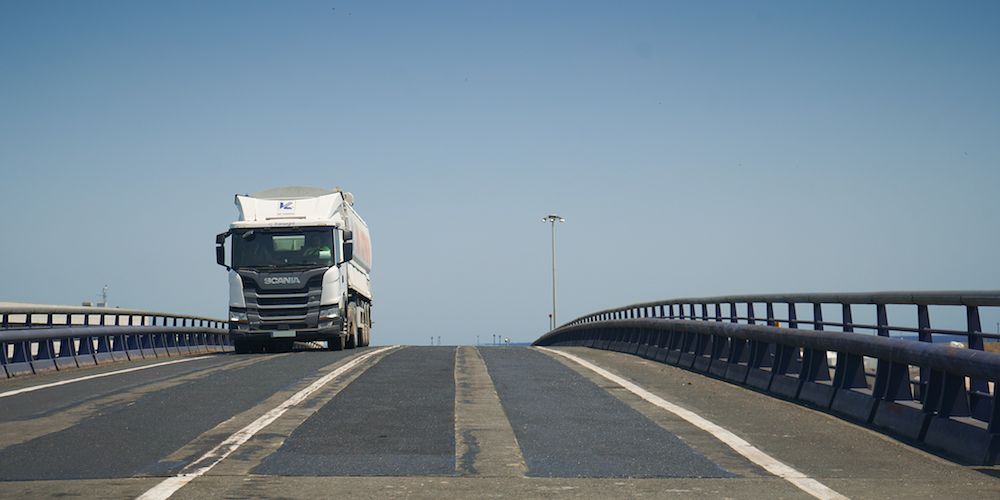 Camion sobre el Puente movil puerto Tarragona