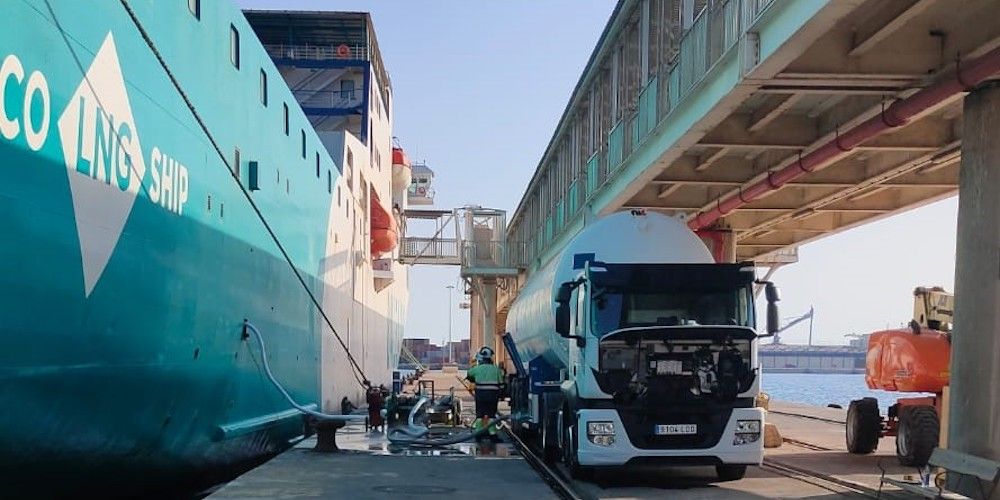 repostaje GNL puerto almeria ferry balearia cisterna esk