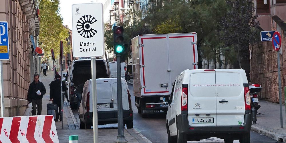 Madrid-Central-cartel-y-furgonetas