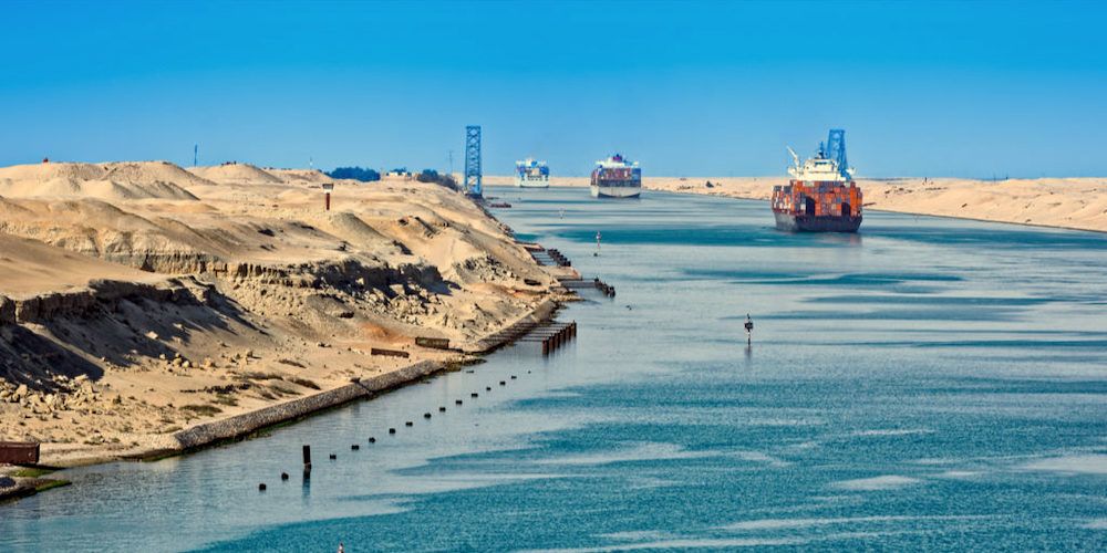 El número de buques en tránsito por el canal de Suez en los diez primeros días de marzo ha caído un 48%.
