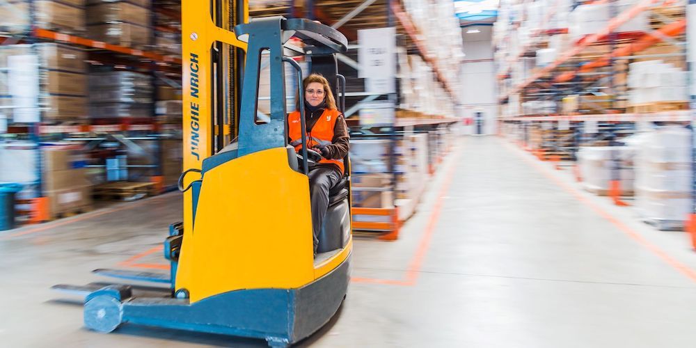 Logistica Fundacion Juan XXIII almacen trabajadora