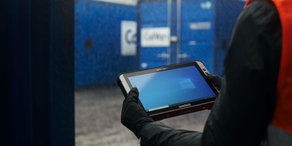 tableta handheld en terminal contenedores