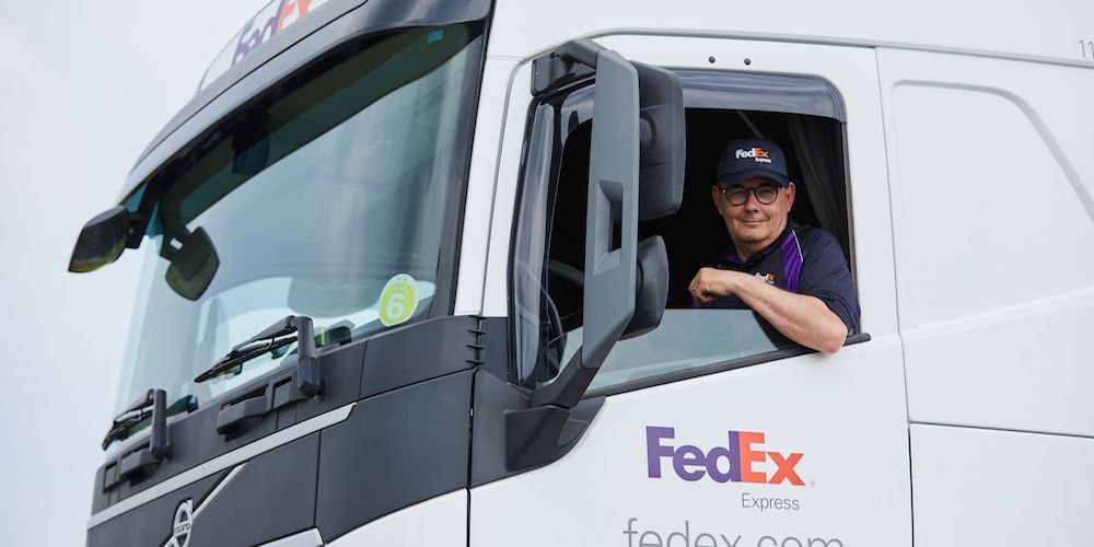 FedEx conductor camion