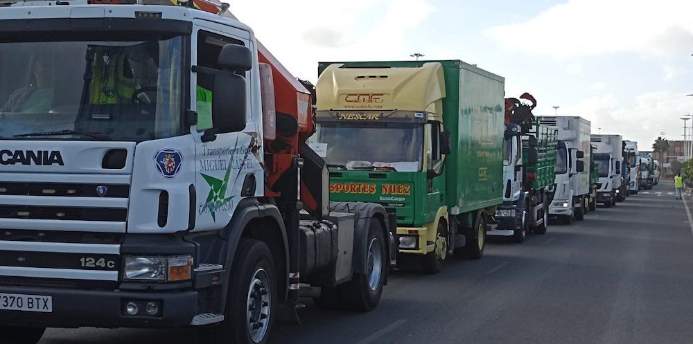 manifestacion transportistas canarios cola camiones