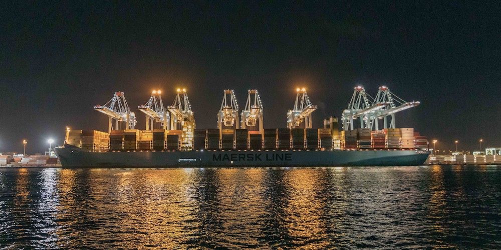 Escala 1000 megaship portacontenedores Maersk en puerto Algeciras noche