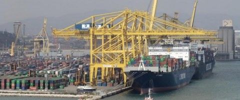 Gruas en la terminal de TCB del Muelle Sur en el puerto de Barcelona