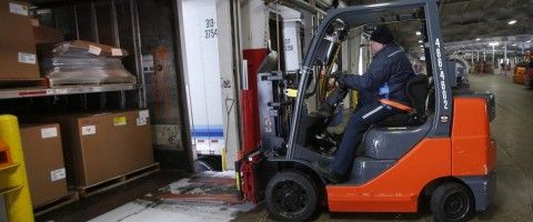 Carretillero cargando un camion