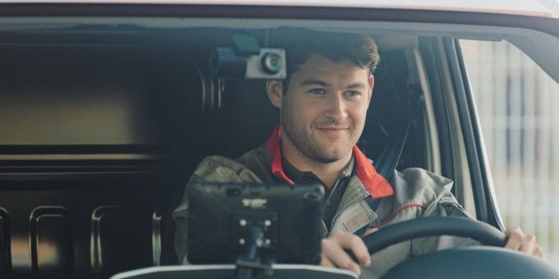 conductor abordo con camara embarcada dashcam